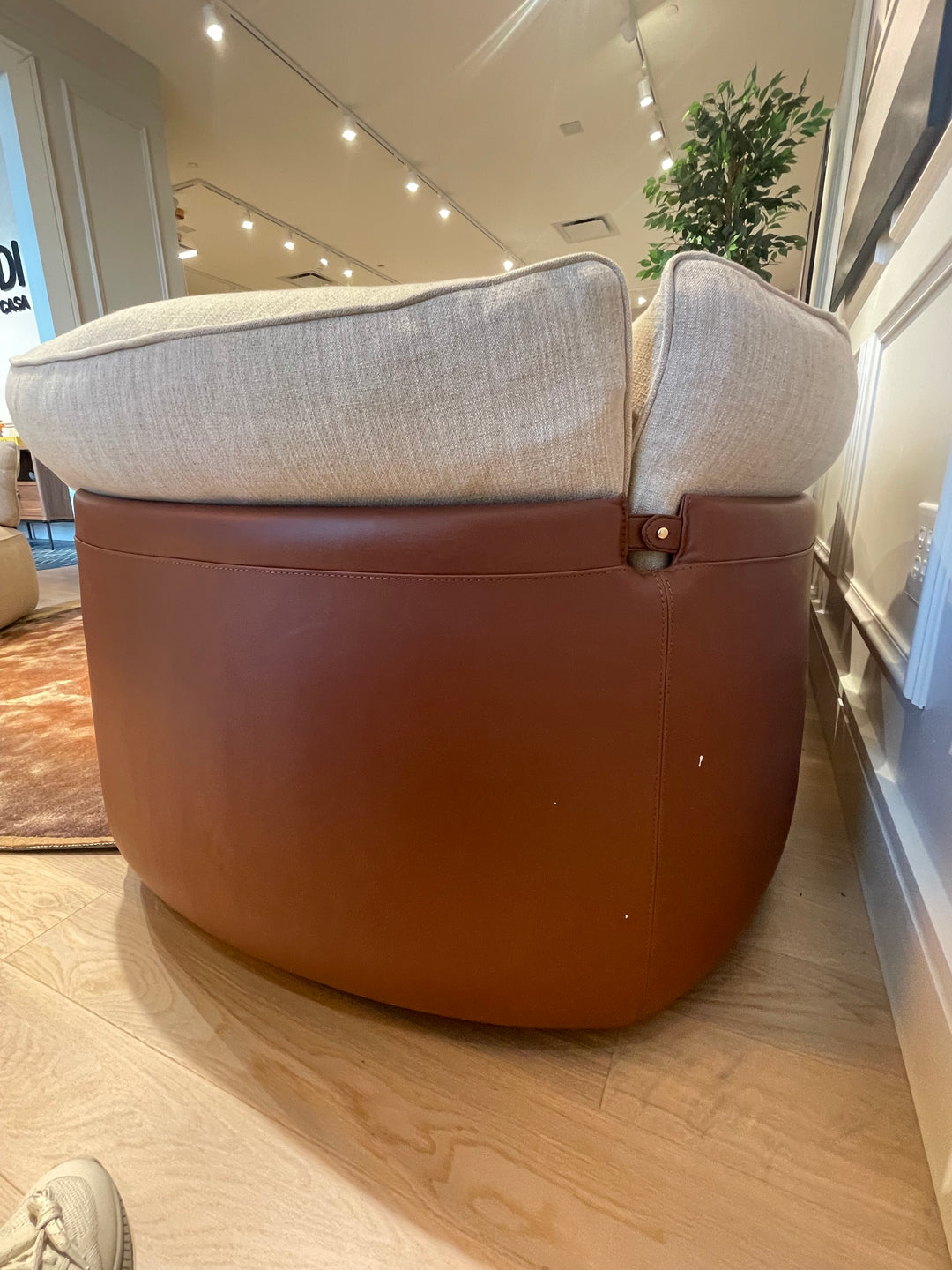 Peekasit 3 Seater Sofa Showroom Model Sofa Fendi Casa