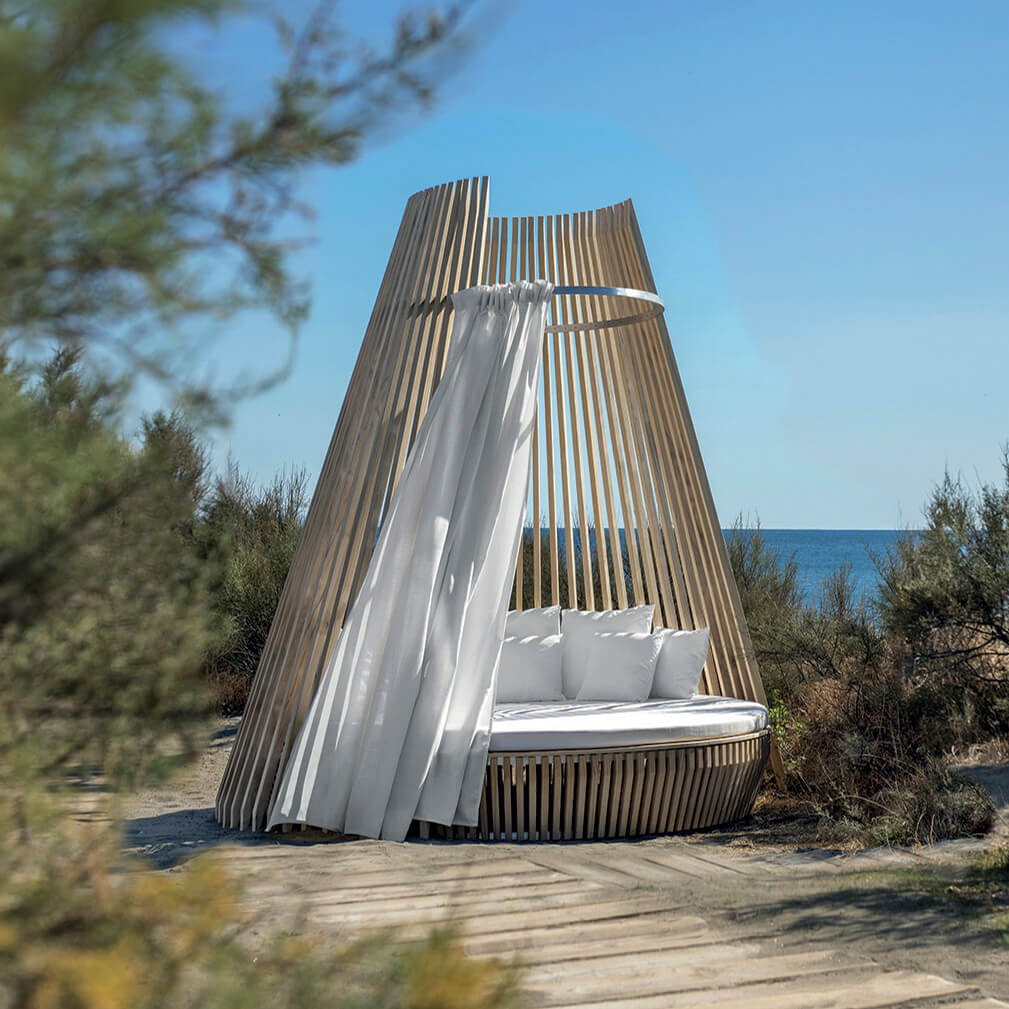 Hut Daybed with Canopy Complements Ethimo