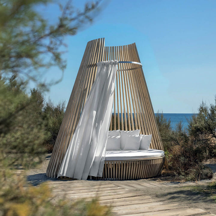 Hut Daybed with Canopy Complements Ethimo