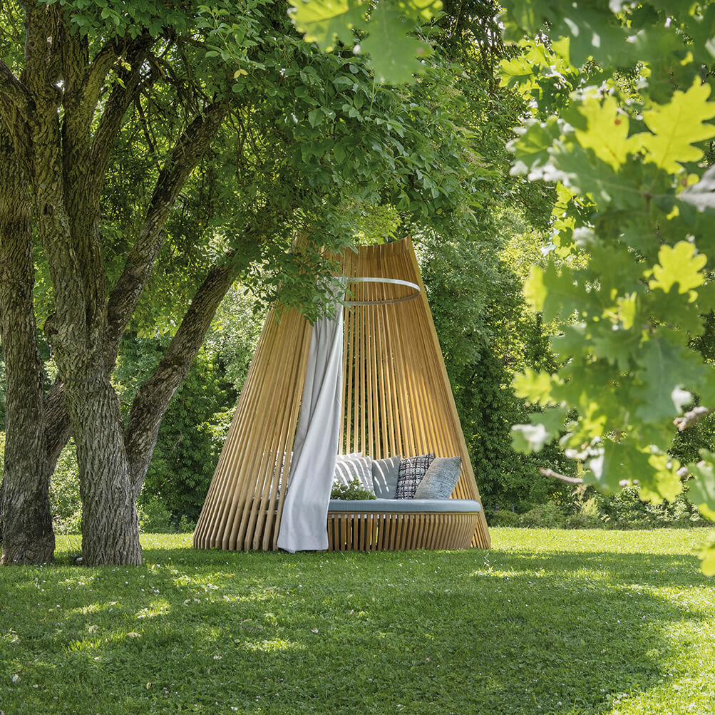 Hut Daybed with Canopy Complements Ethimo