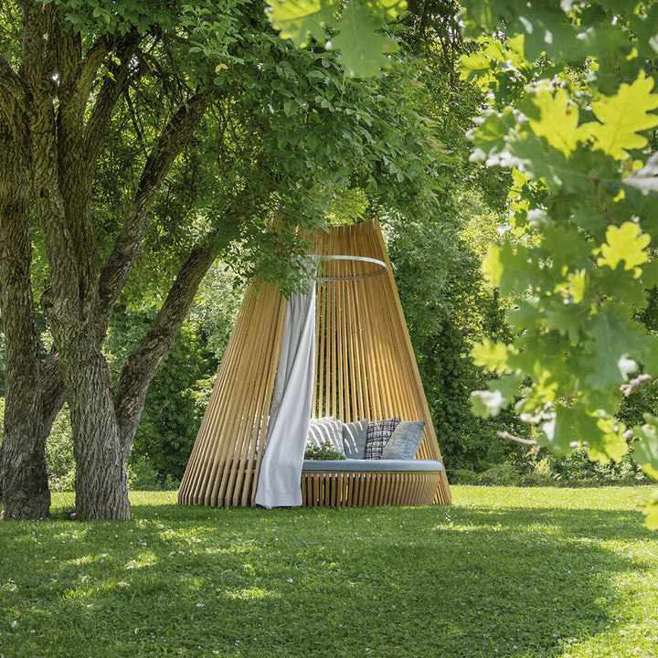 Hut Daybed with Canopy Complements Ethimo