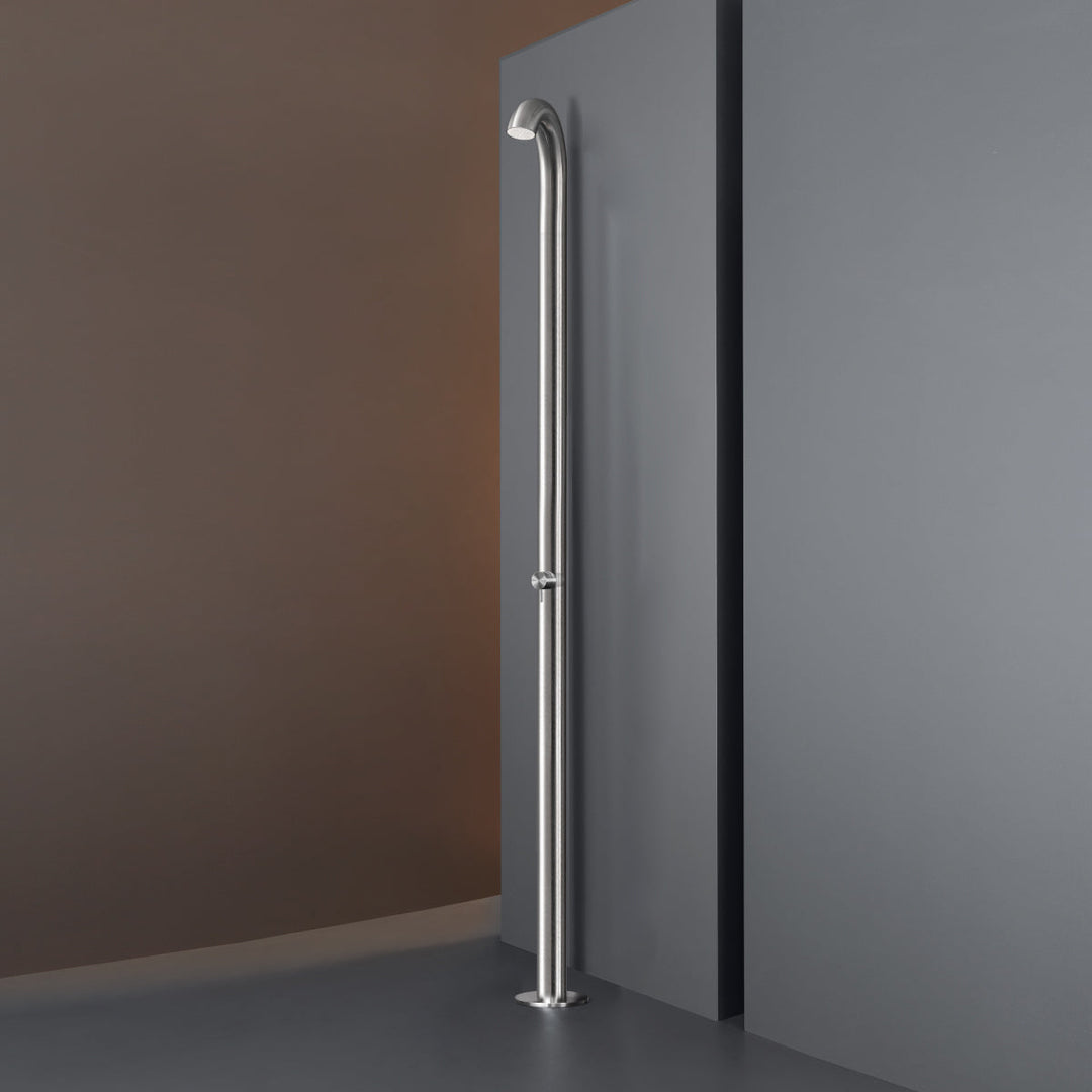 Bold Free-standing outdoor shower in AISI 316L stainless steel. Outlet disk with rain jet in Delrin® white matt, controlled by mixer of MILO360 collection