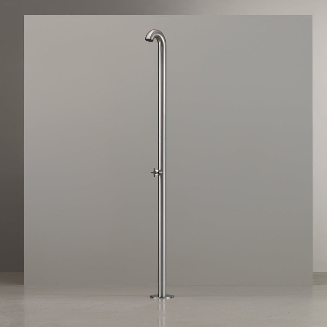 Bold Free-standing outdoor shower in AISI 316L stainless steel. Outlet disk with rain jet in Delrin® black matt, controlled by progressive mixer of CROSS collection in Black Diamond matt finish