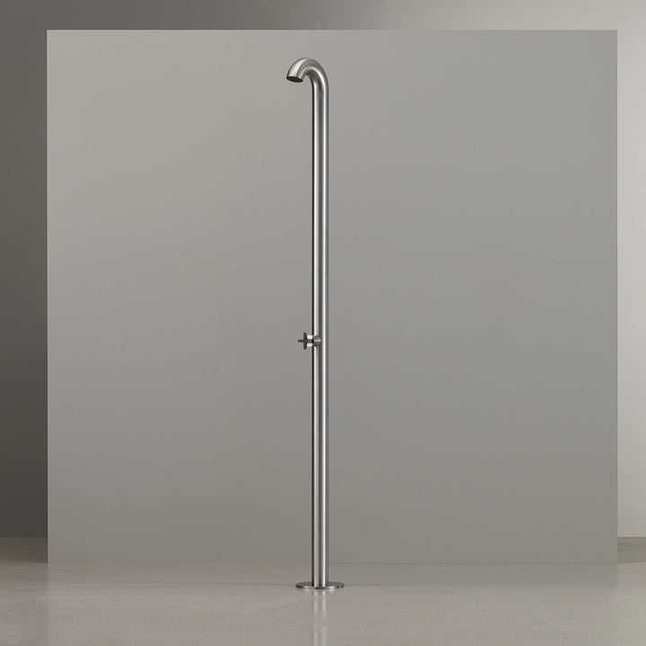 Bold Free-standing outdoor shower in AISI 316L stainless steel. Outlet disk with rain jet in Delrin® black matt, controlled by progressive mixer of CROSS collection in Black Diamond matt finish