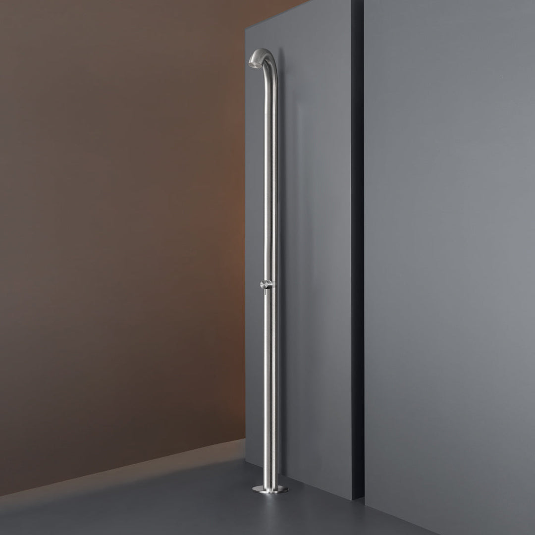 Bold Free-standing outdoor shower in AISI 316L stainless steel. Aerated rain jet controlled by mixer of MILO360 collection