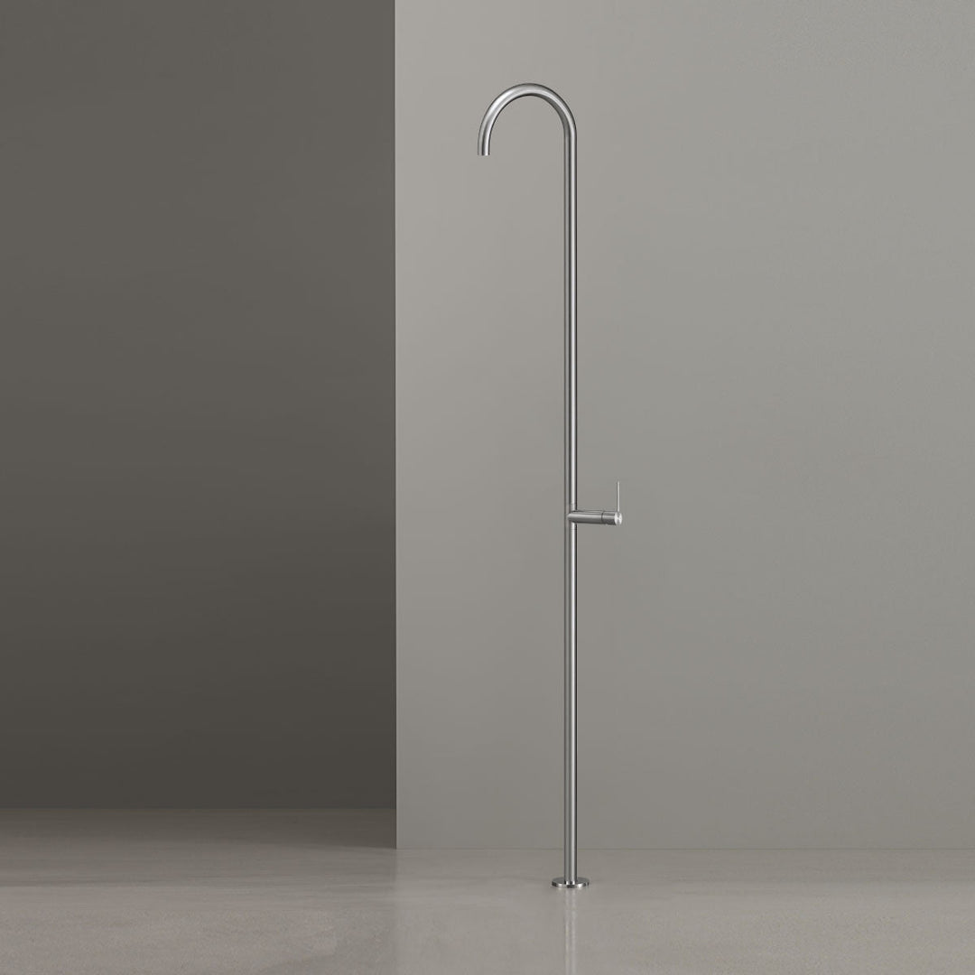 Innovo Free-standing outdoor shower in AISI 316L stainless steel. Conical rain jet controlled by mixer of INNOVO collection