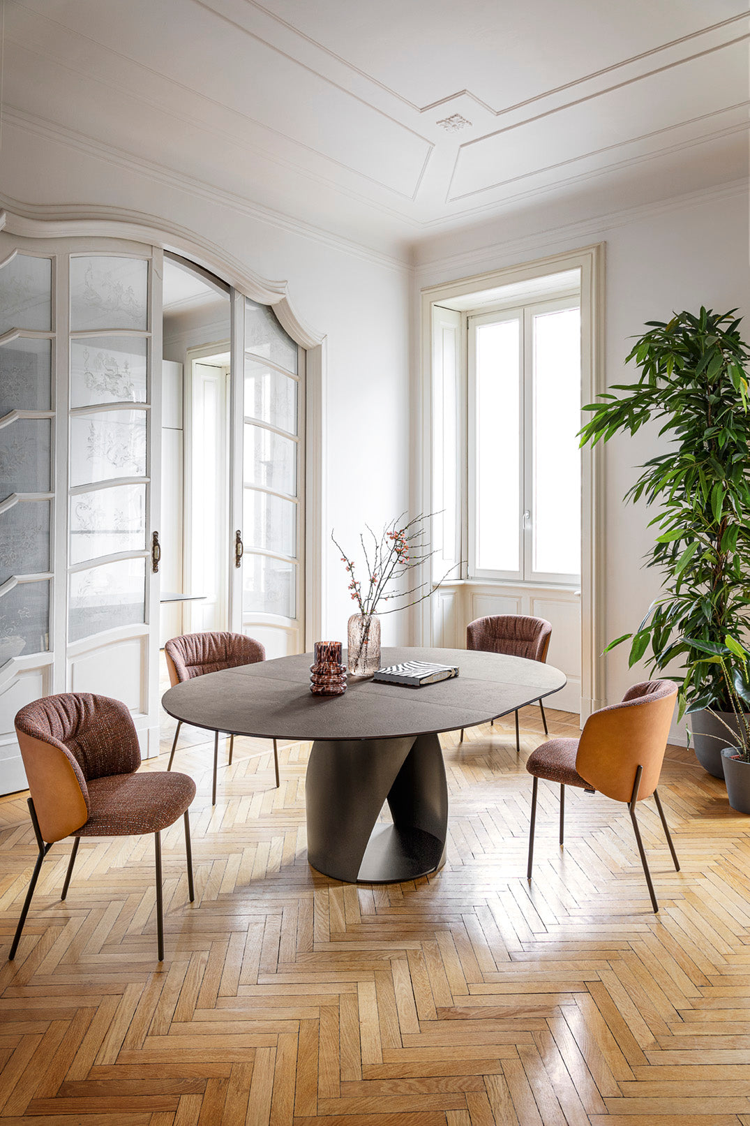 Cyclone Dining Table Extendable Round Showroom Model Dining Table Calligaris