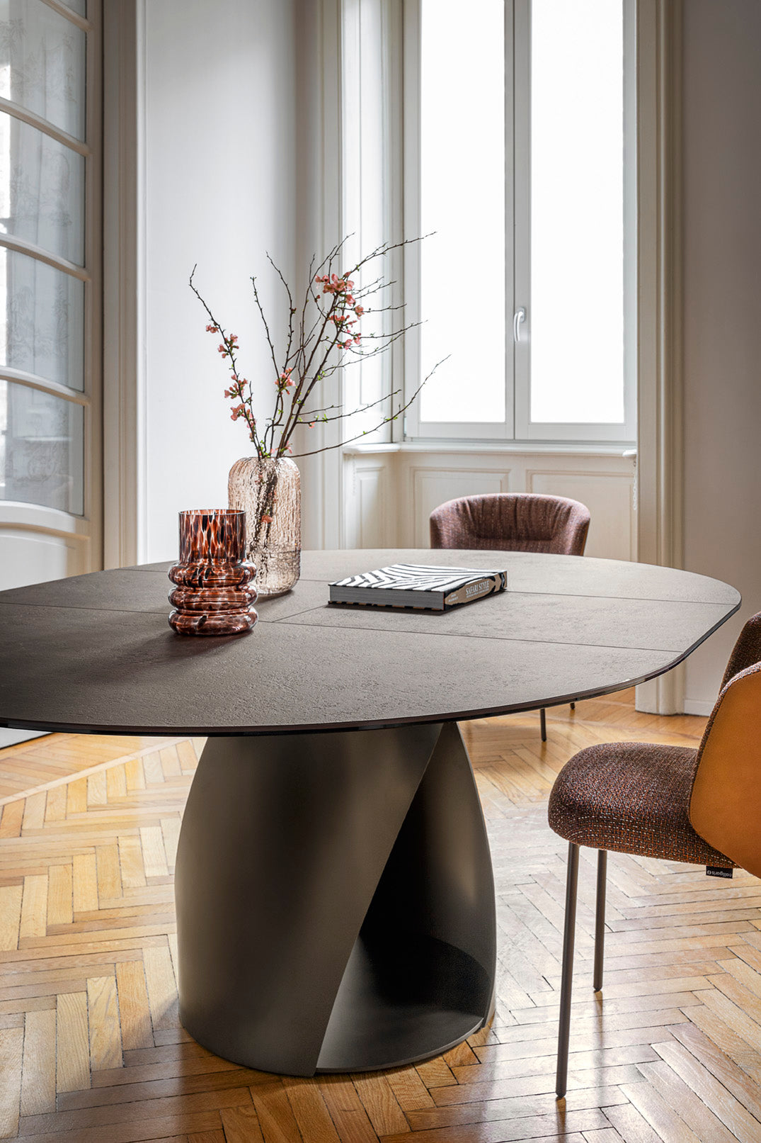 Cyclone Dining Table Extendable Round Showroom Model Dining Table Calligaris