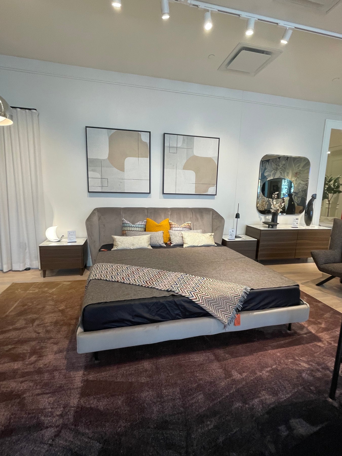 Jill King Bed Showroom Model – Italian Luxury Interiors