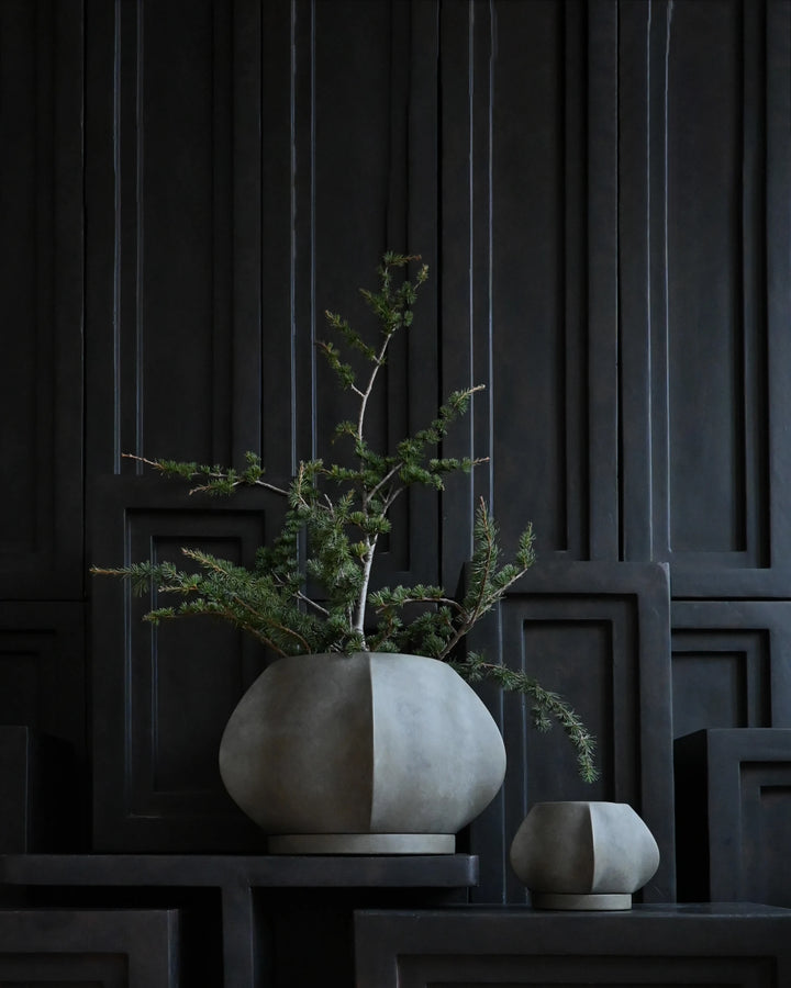 Arket Plant Pot, Petit - Dark Grey Home & Garden:Home Décor:Other Home Décor 101 Copenhagen   