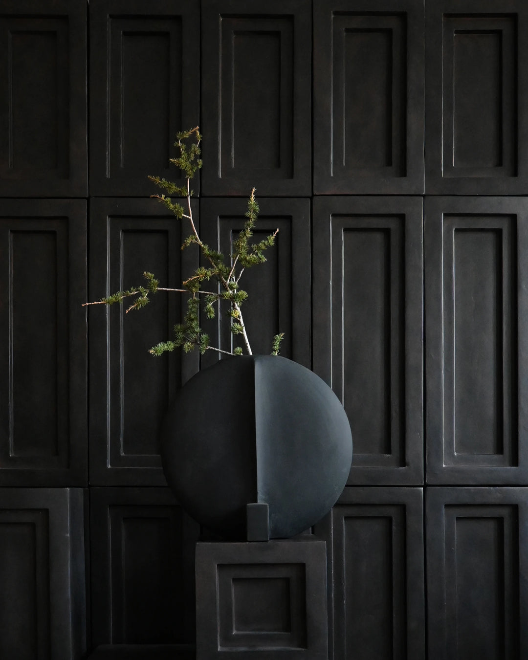 Guggenheim Vase, Big - Black Vases 101 Copenhagen   