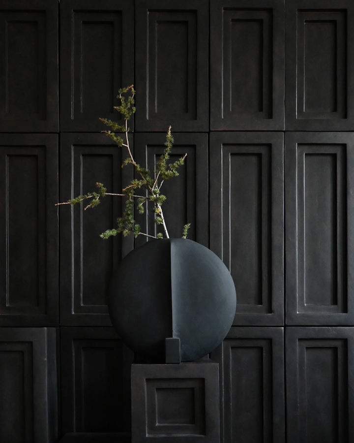 Guggenheim Vase, Big - Black Vases 101 Copenhagen   