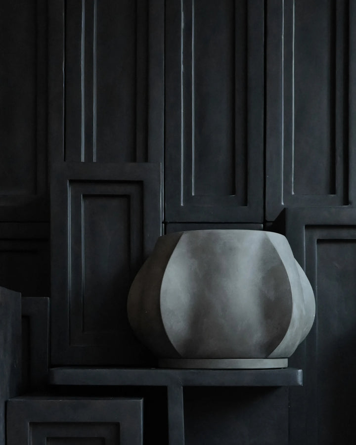 Arket Plant Pot, Medio - Dark Grey Home & Garden:Home Décor:Other Home Décor 101 Copenhagen   
