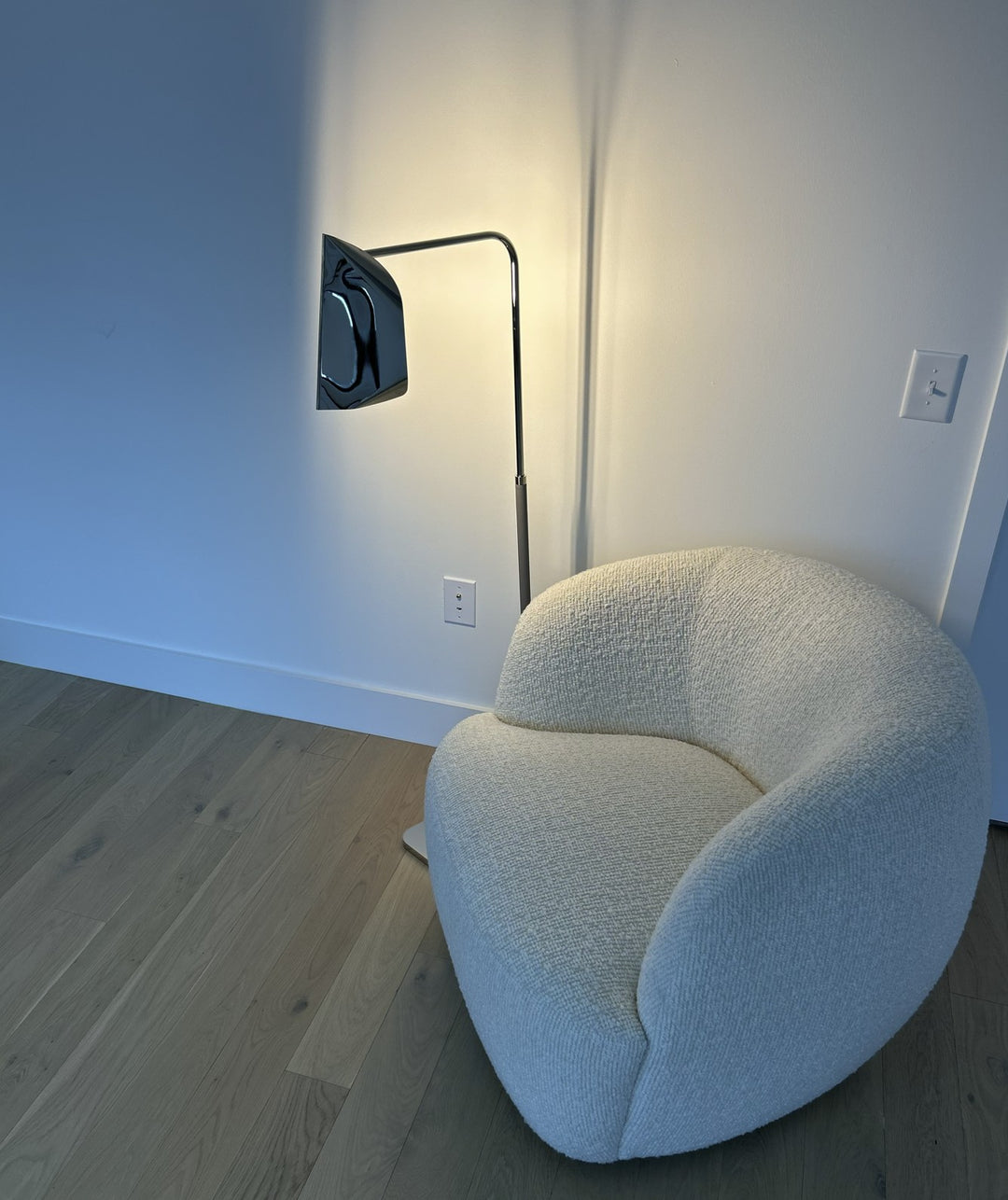 VELUM FLOOR LAMP SHOWROOM MODEL Showroom Model